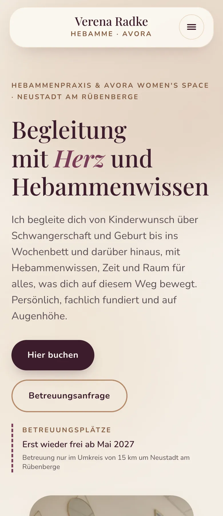 Verena Radkes Startseite am Handy, zusammengesetzt: Kopfzeile mit ihrem Namen, die Überschrift „Begleitung mit Herz und Hebammenwissen“ und die Knöpfe „Hier buchen“ und „Betreuungsanfrage“.