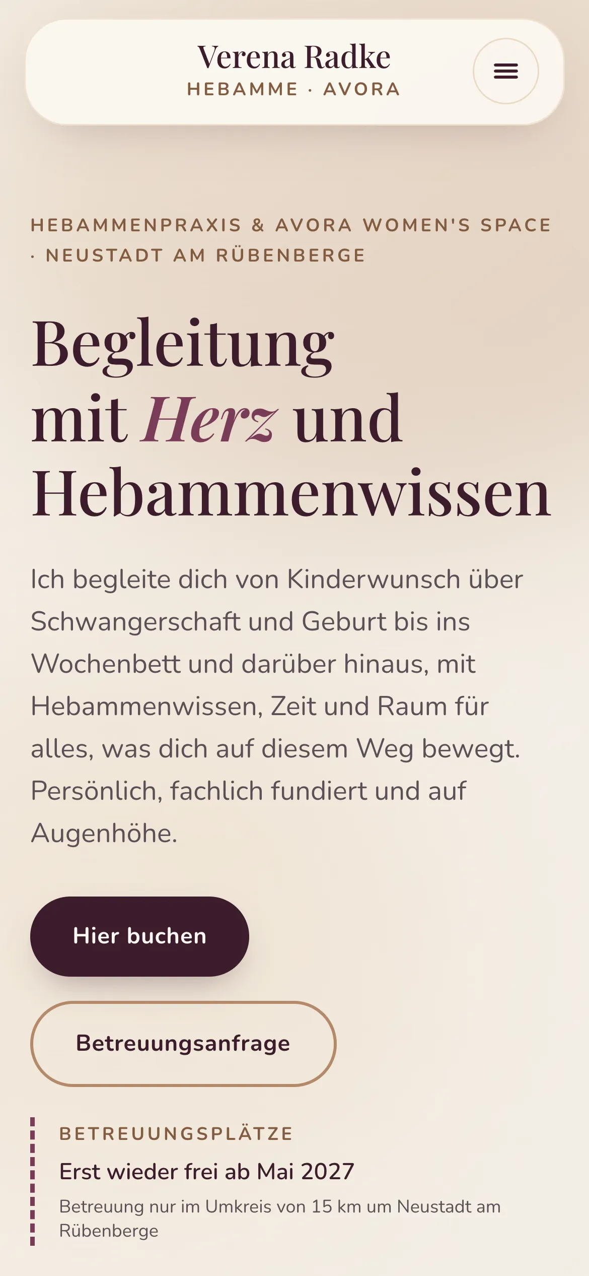 Verenas Startseite am Handy: eine Spalte mit der Überschrift „Begleitung mit Herz und Hebammenwissen“ und den Knöpfen „Hier buchen“ und „Betreuungsanfrage“ untereinander.