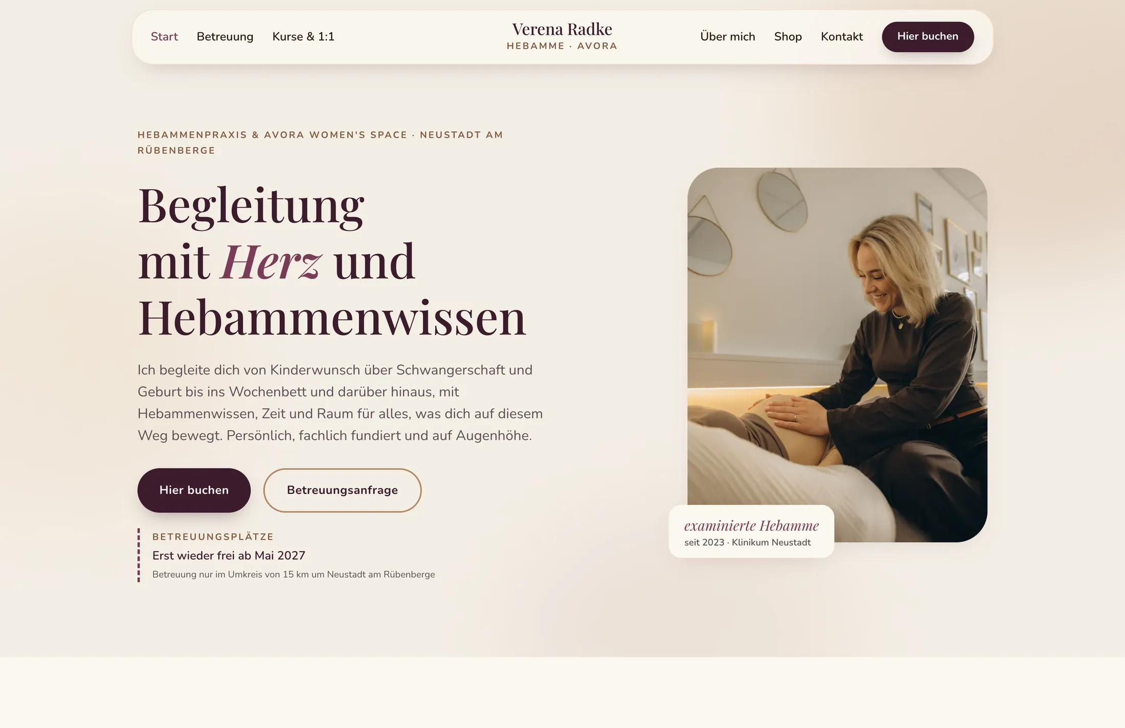 Verenas Startseite am Rechner: dieselbe Überschrift links, rechts ein Foto aus ihrer Praxis, darunter die Knöpfe „Hier buchen“ und „Betreuungsanfrage“.