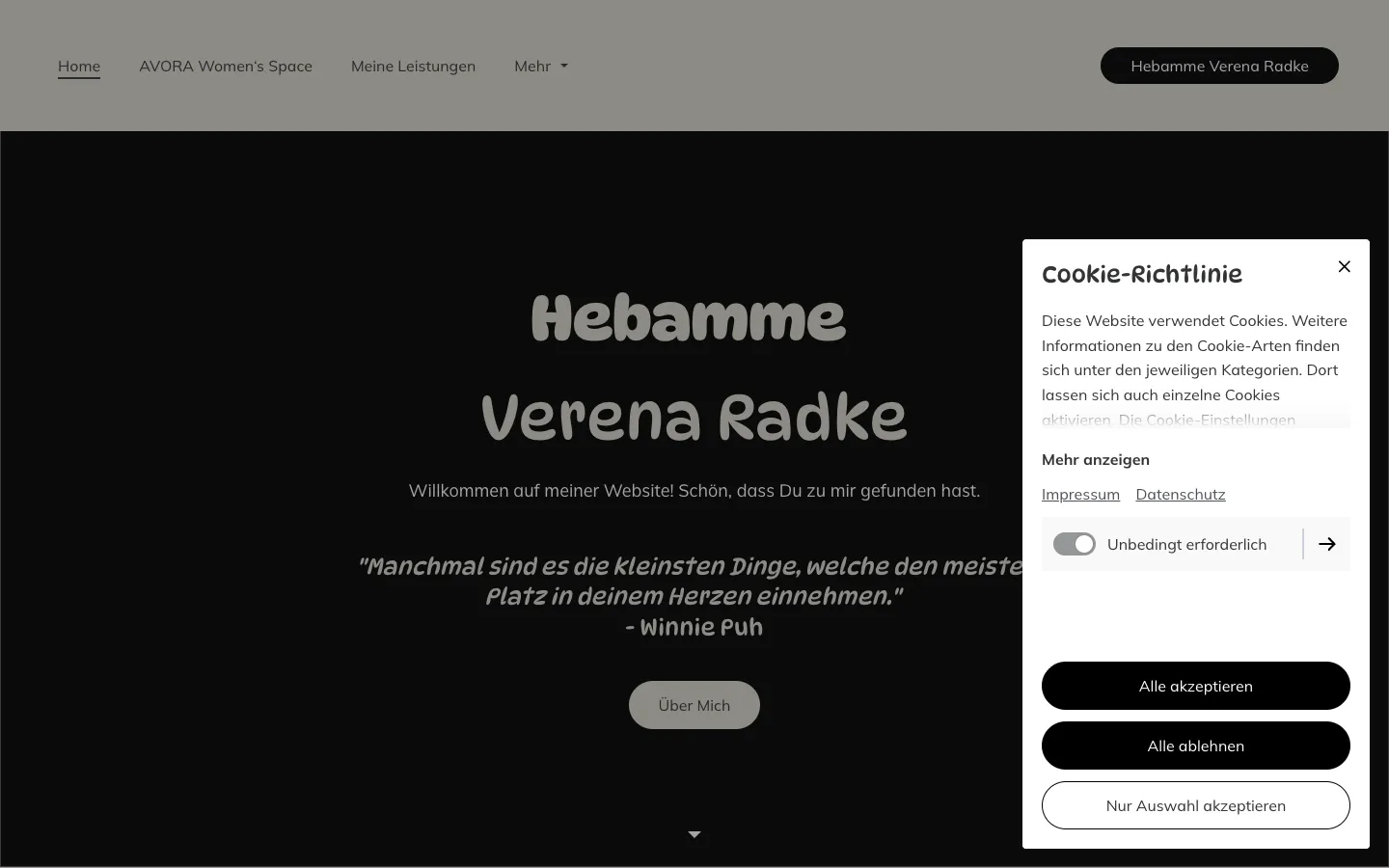 Verenas alte Startseite am Rechner, Archiv-Aufnahme: oben das Menü, in der Mitte „Hebamme Verena Radke“ auf schwarzer Fläche, rechts ein Cookie-Banner mit den Knöpfen „Alle akzeptieren“, „Alle ablehnen“ und „Nur Auswahl akzeptieren“.